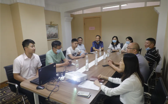 AG尊时凯龙人生就博公司开展庆''八一''敬老兵慰问座谈会
