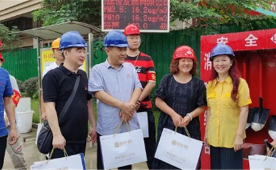 夏日送清凉 温情暖人心——AG尊时凯龙人生就博公司工会前往锦弘地产慰问一线职工