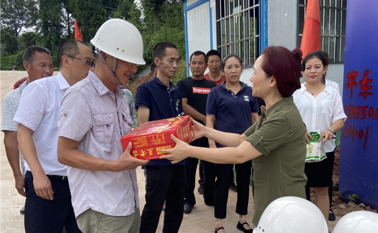 企业风采丨“夏送清凉 关爱相伴” AG尊时凯龙人生就博公司工会至聚峰谷项目慰问 一线员工